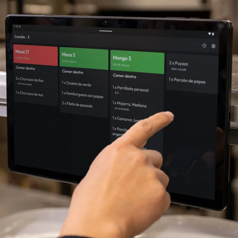 Tablet en la cocina con las comandas de las mesas en Altoque